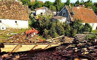 Pozrywane dachy, uszkodzone linie energetyczne, połamane drzewa. Trąba powietrzna w okolicach Górowa Iławeckiego